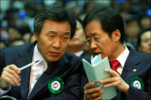 손학규 전 경기지사와 홍준표 한나라당 의원이 지난 2007년 2월 28일 한국노총 정기대의원대회에서 나란히 앉아 이야기를 나누고 있다.